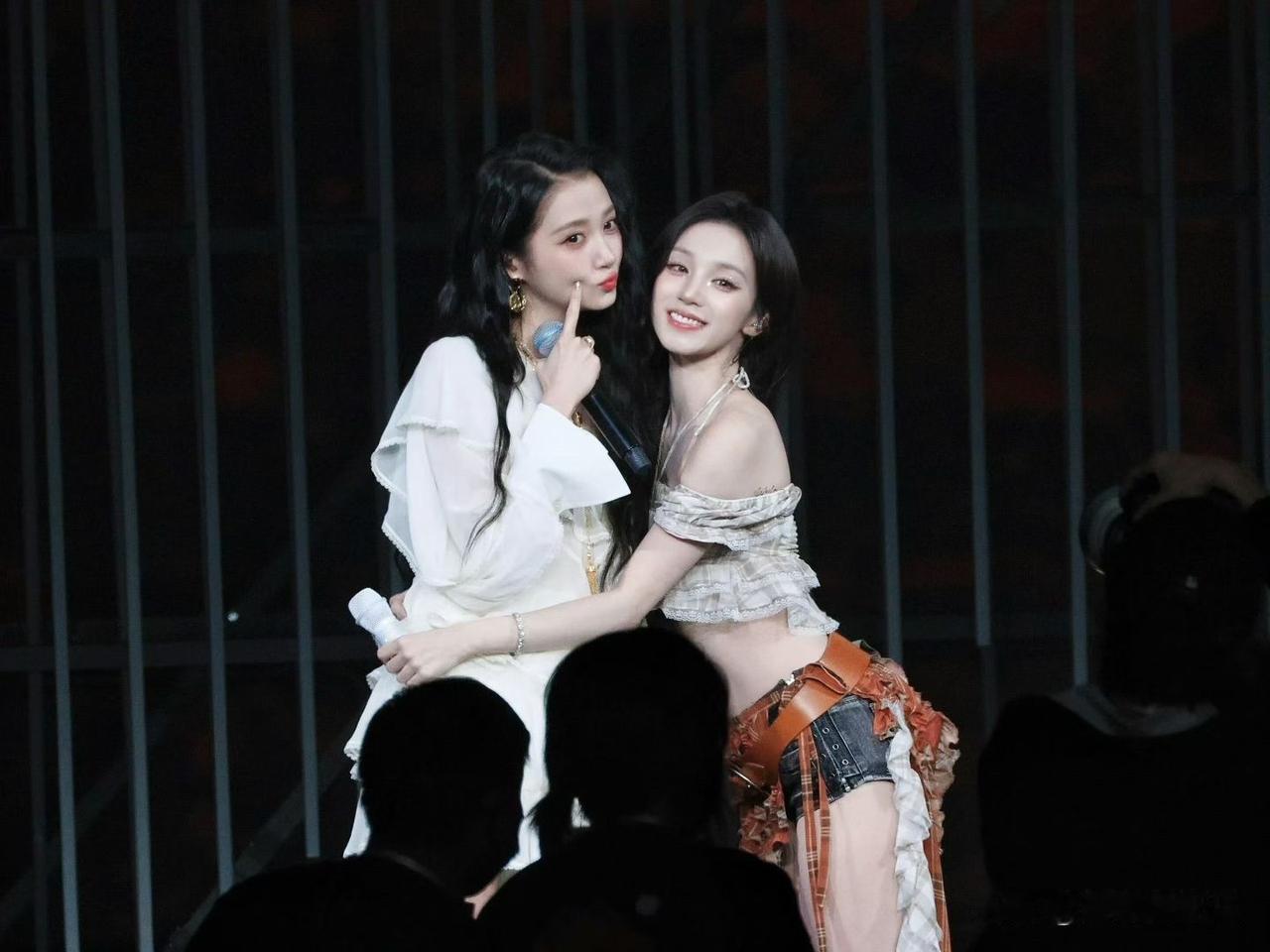 鹿晗今天应该有点不开心吧
宋雨琦开演唱会，有小道消息说鹿晗是演唱嘉宾，不少鹿晗粉