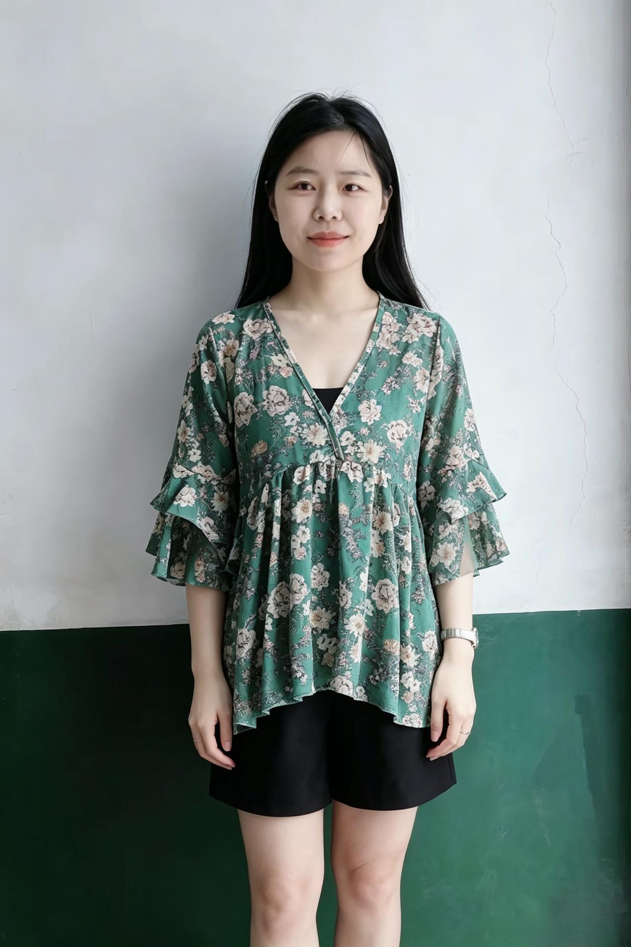 绿衫花影衬纤身，浅笑嫣然最可人。
静立墙前风亦软，双眸藏尽一庭春。
素衣淡淡姿容