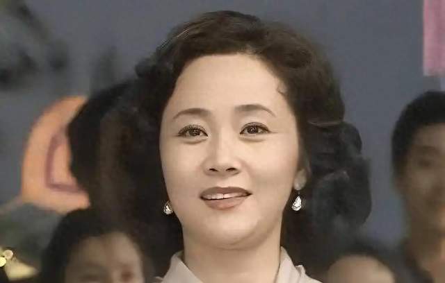 她是央视春晚主持人，吞300片安眠药自杀未遂，抢救七天救回小命