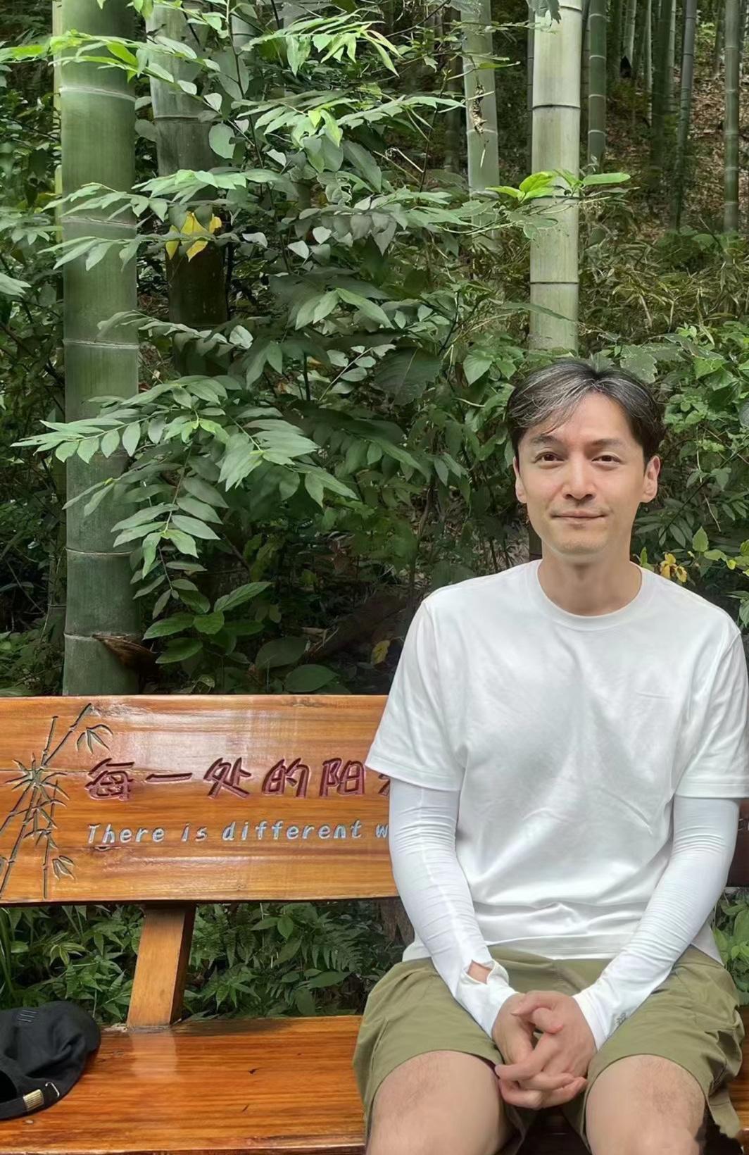 #胡歌长了好多白发# 网友偶遇胡歌，素颜出镜，长了好多白发！#胡歌头发都白了# 
