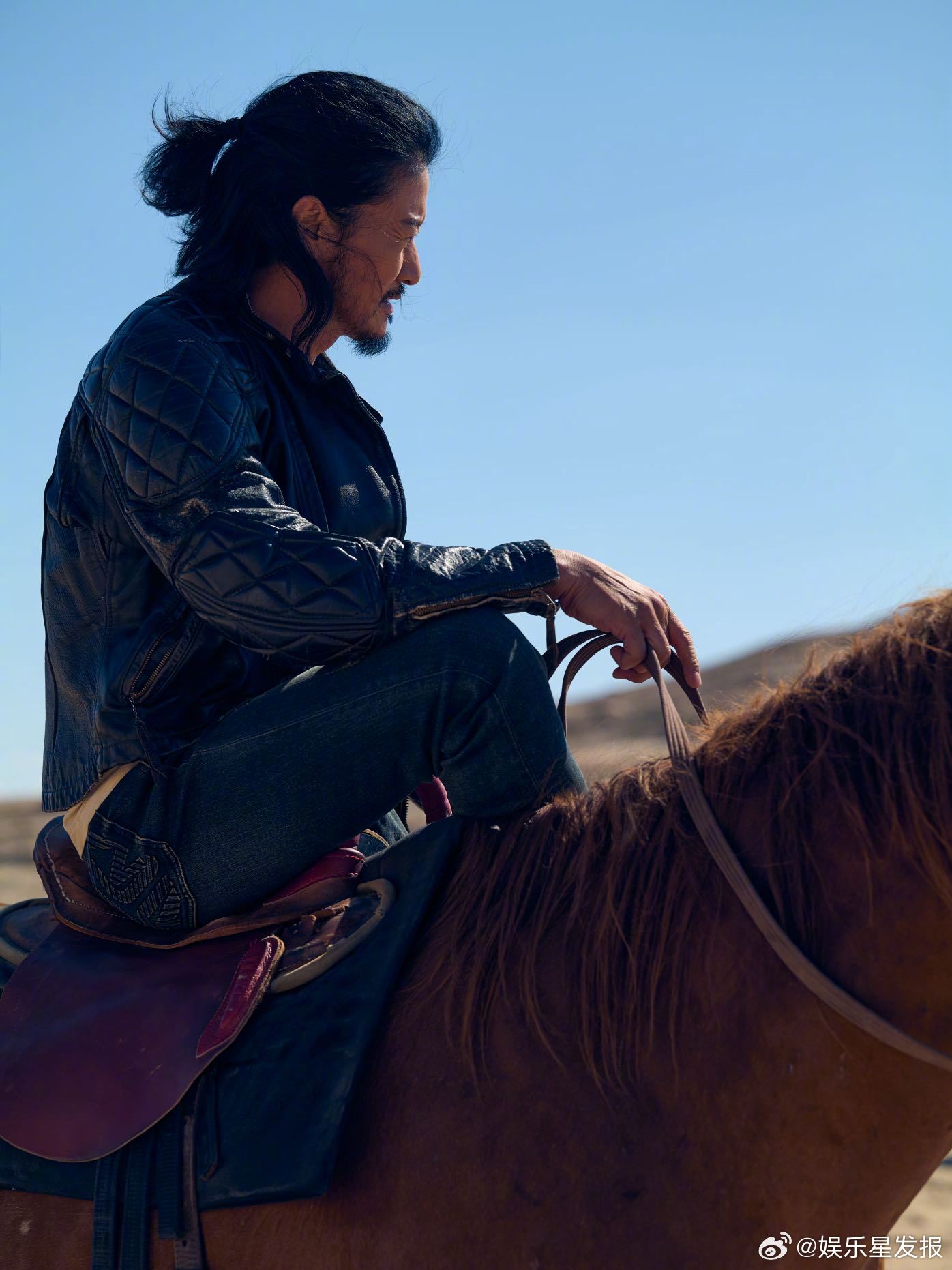 吴京这组帅得不太吴京帅到认不出吴京系列！松弛感拉满，一举一动都充满反差魅力。眼神