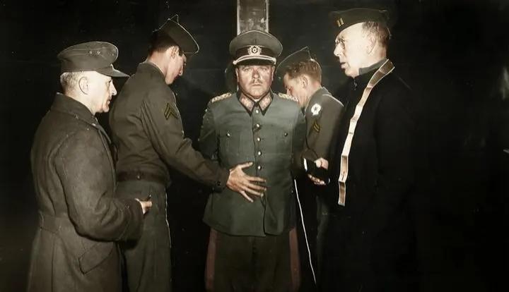 1945年，德国步兵上将安东·多斯特勒，被绑在一根木桩上，即将执行枪决时，留下的