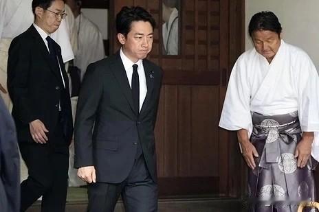 日本政要参拜靖国神社   民进党当局竟然称“尊重”

日本防卫大臣小泉进次郎及自