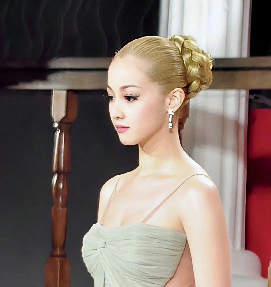 同房一次要50万，直播全程黑脸，“亚洲第一美人”泽尻英龙华的疯狂人生

她是日法