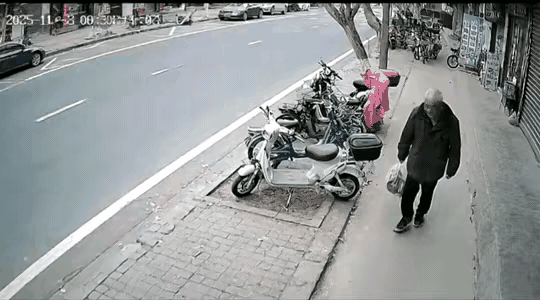 不知道这是哪个地方？
不知道这个老人是不是神经有问题？
不知道这些电动车怎么招惹