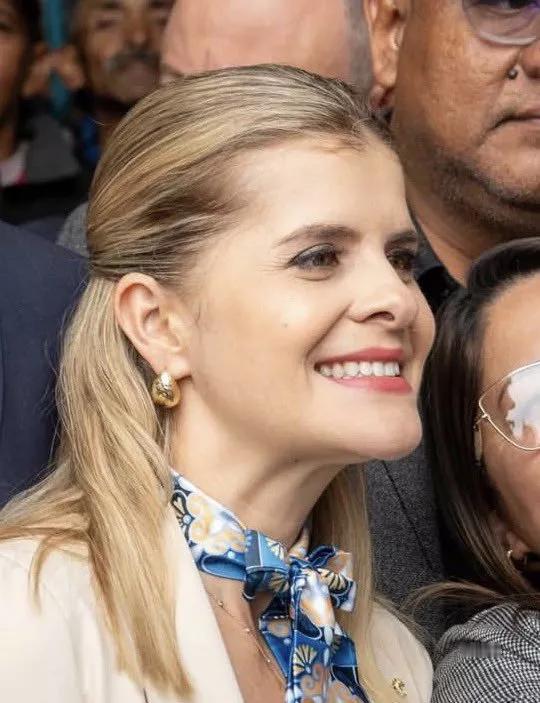 南美洲最富有的国家之一、中美洲唯一的白人国家哥斯达黎加，近日选了个美女(劳拉·费