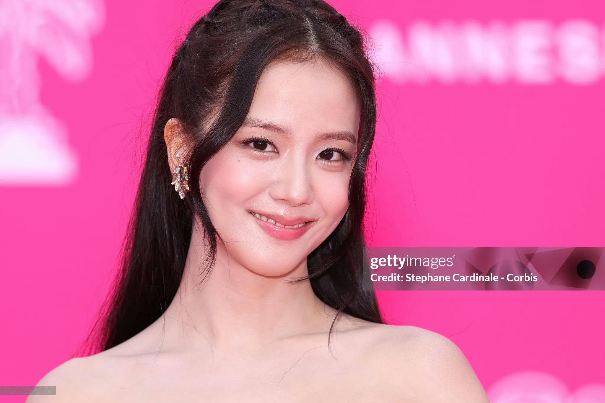 金智秀戛纳造型 啊啊啊啊啊啊秀宝，你争气💧金智秀戛纳粉毯生图美出天际，是优雅粉