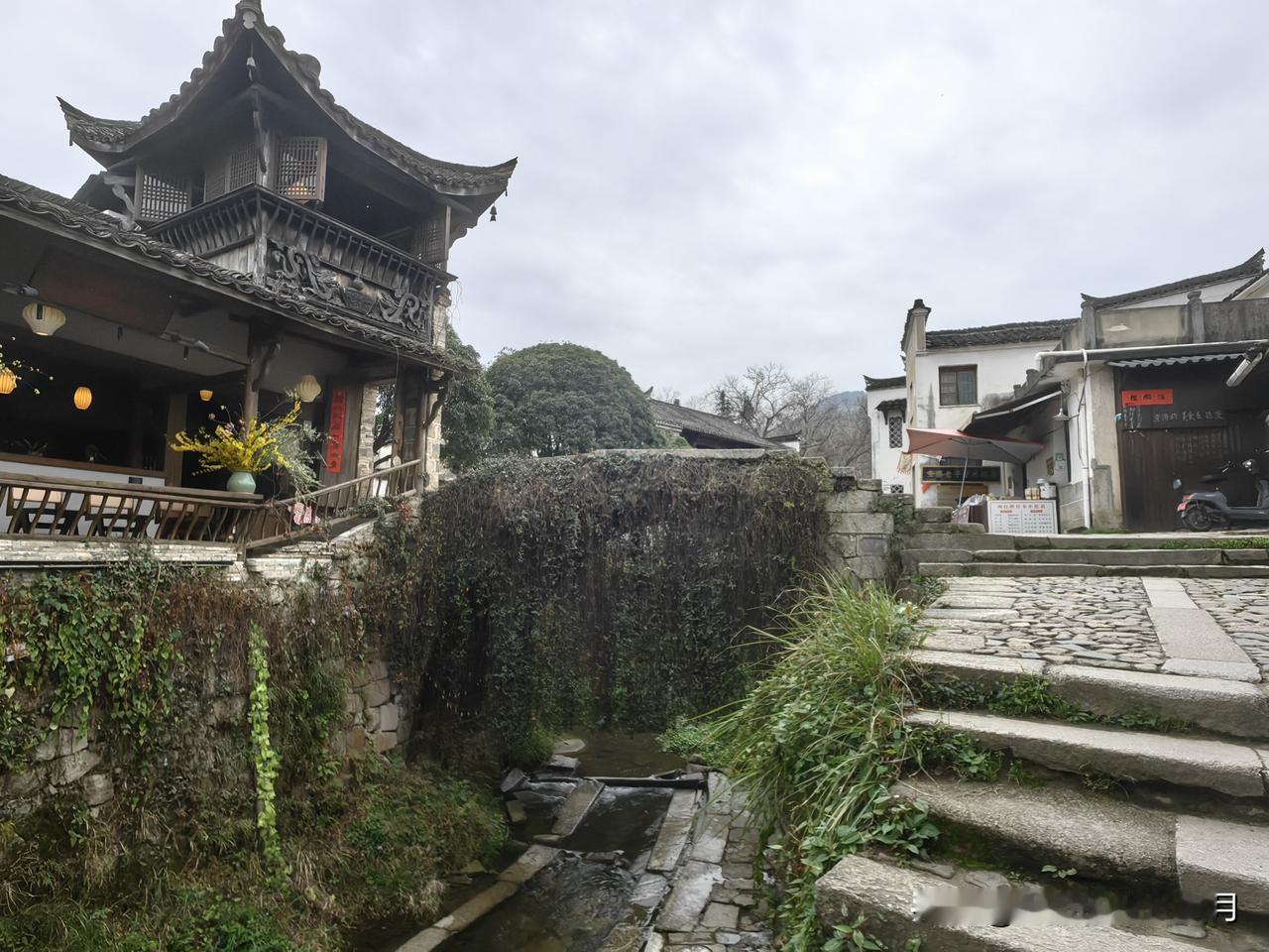 十里查村九里烟，
三溪汇流万户间。
祠庙亭台塔影下，
小桥流水杏花天。

这一首