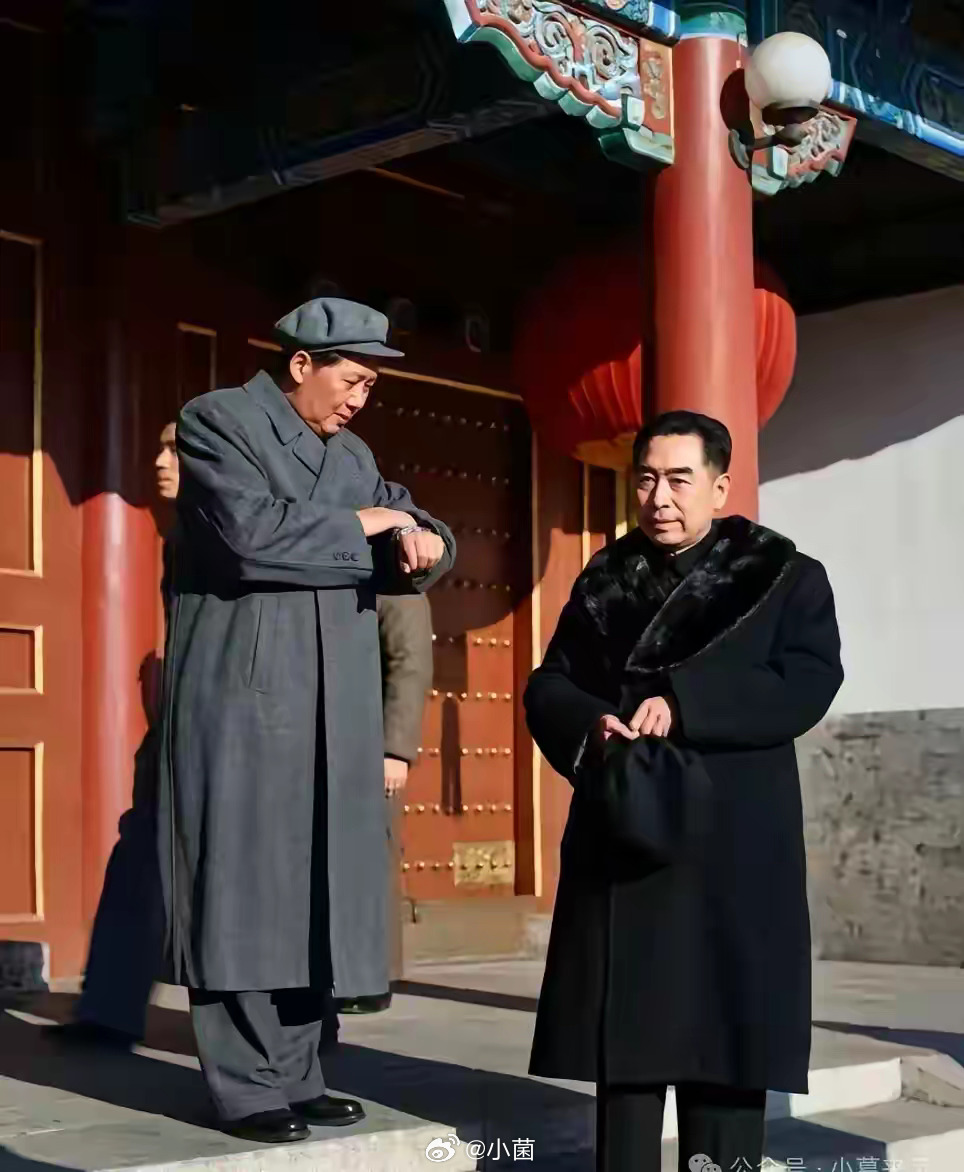 张照片里，是新中国最让人安心的画面。毛主席看表，运筹帷幄、把控全局；周总理静立一
