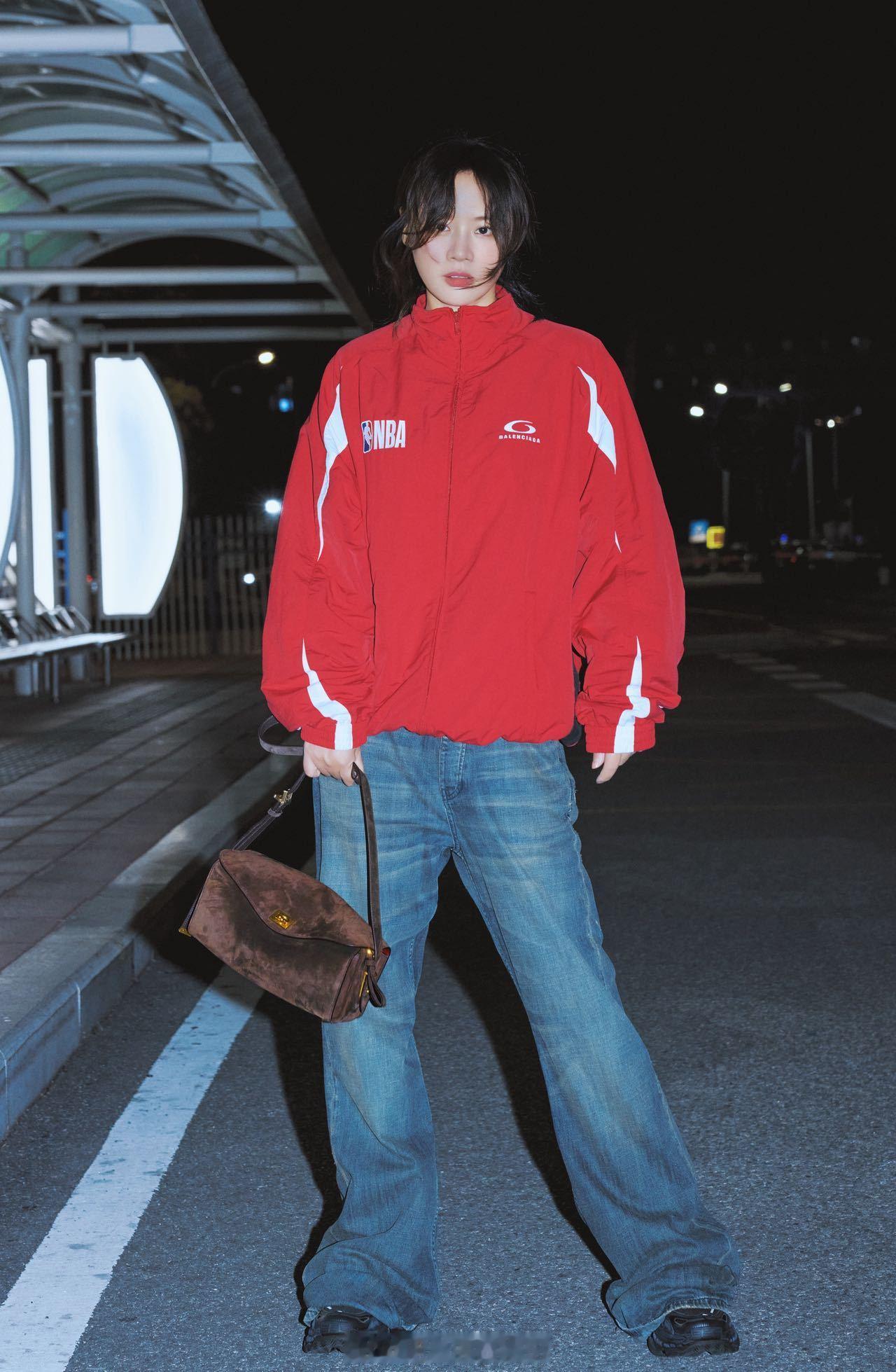 杨超越、陈飞宇、马思纯身着Balenciaga秋季26系列×NBA联名系列，搭配
