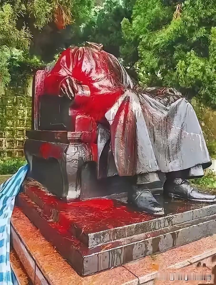 老蒋做梦都没有想到，自己的雕像会在自己苦心经营的地方，被人糟蹋成这个样子，早知道