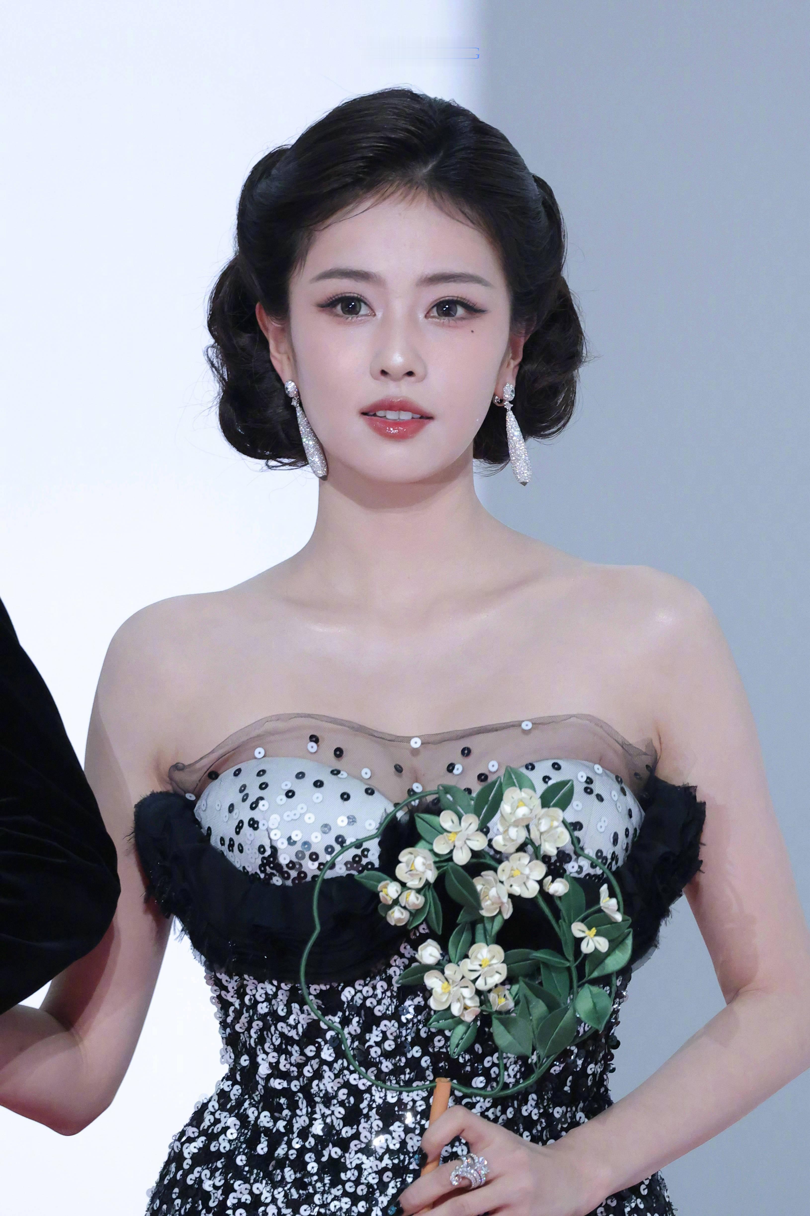 今天红毯盘发风好大👀白鹿/孟子义/陈都灵/李兰迪/宋祖儿/周也/毛晓彤/张淼怡