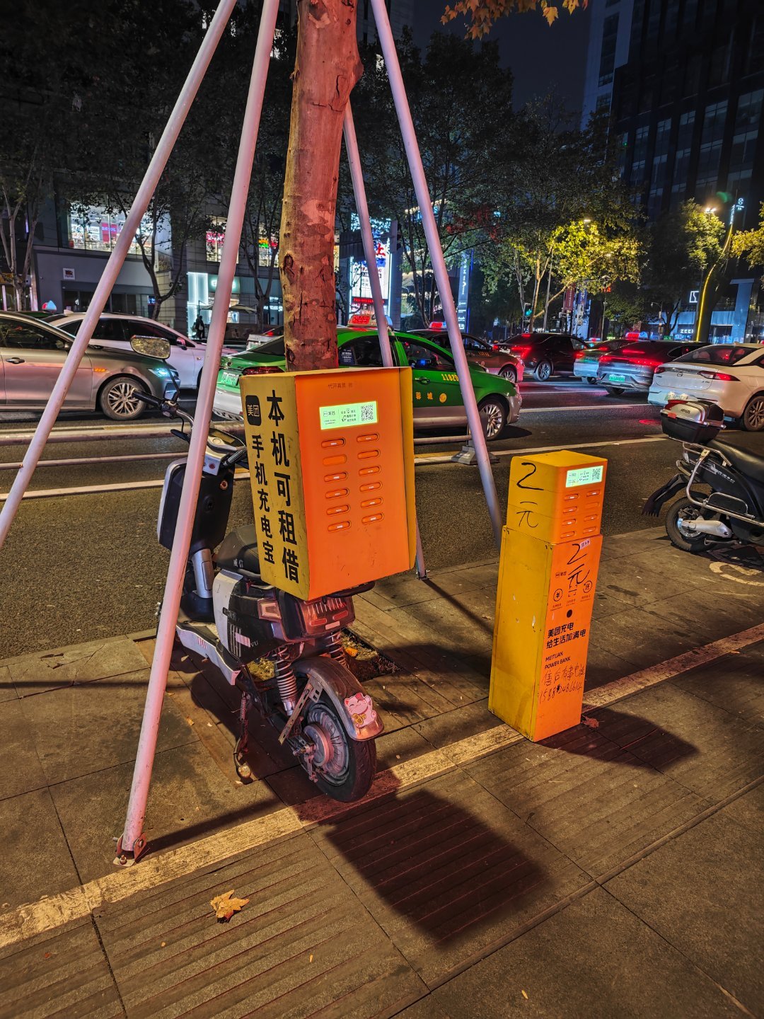 好神奇，路边还有野生的充电宝 
