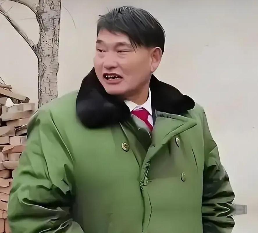 钱都进了口袋，麦克风也递到了手里，只要上台唱几首吉祥歌，8万块出场费就安稳落袋。