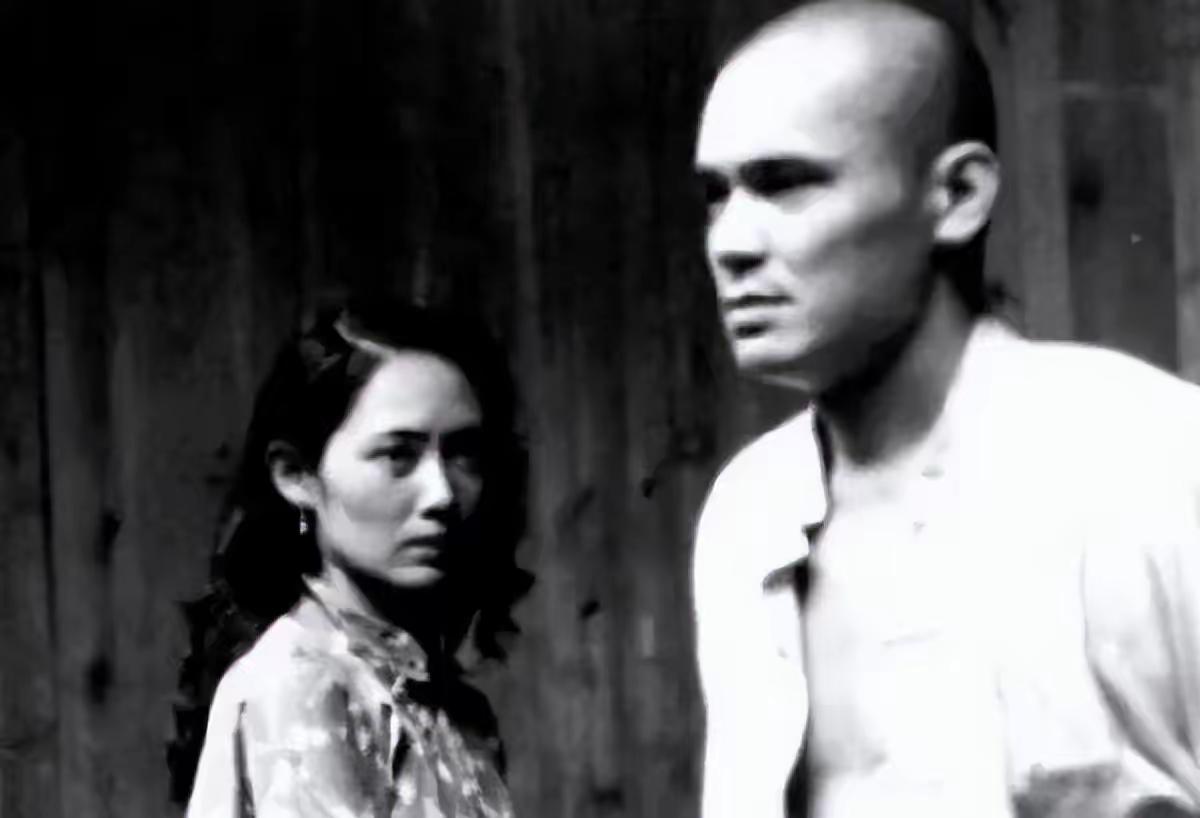 1965年，3个农民上山砍柴，突然看到一男一女坐在岩石上，3人大惊：“这不是土匪