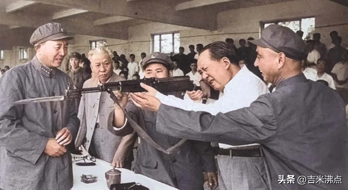 一张旧照片和一张空栏的持枪证，都不是用来证明毛泽东真枪实弹的。
它们背后藏着比“