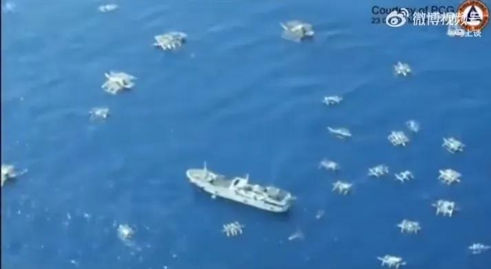 这密密麻麻的船只，菲律宾纯粹来恶心我们的。我觉得应该抓一些菲方渔船，滞留一些时间
