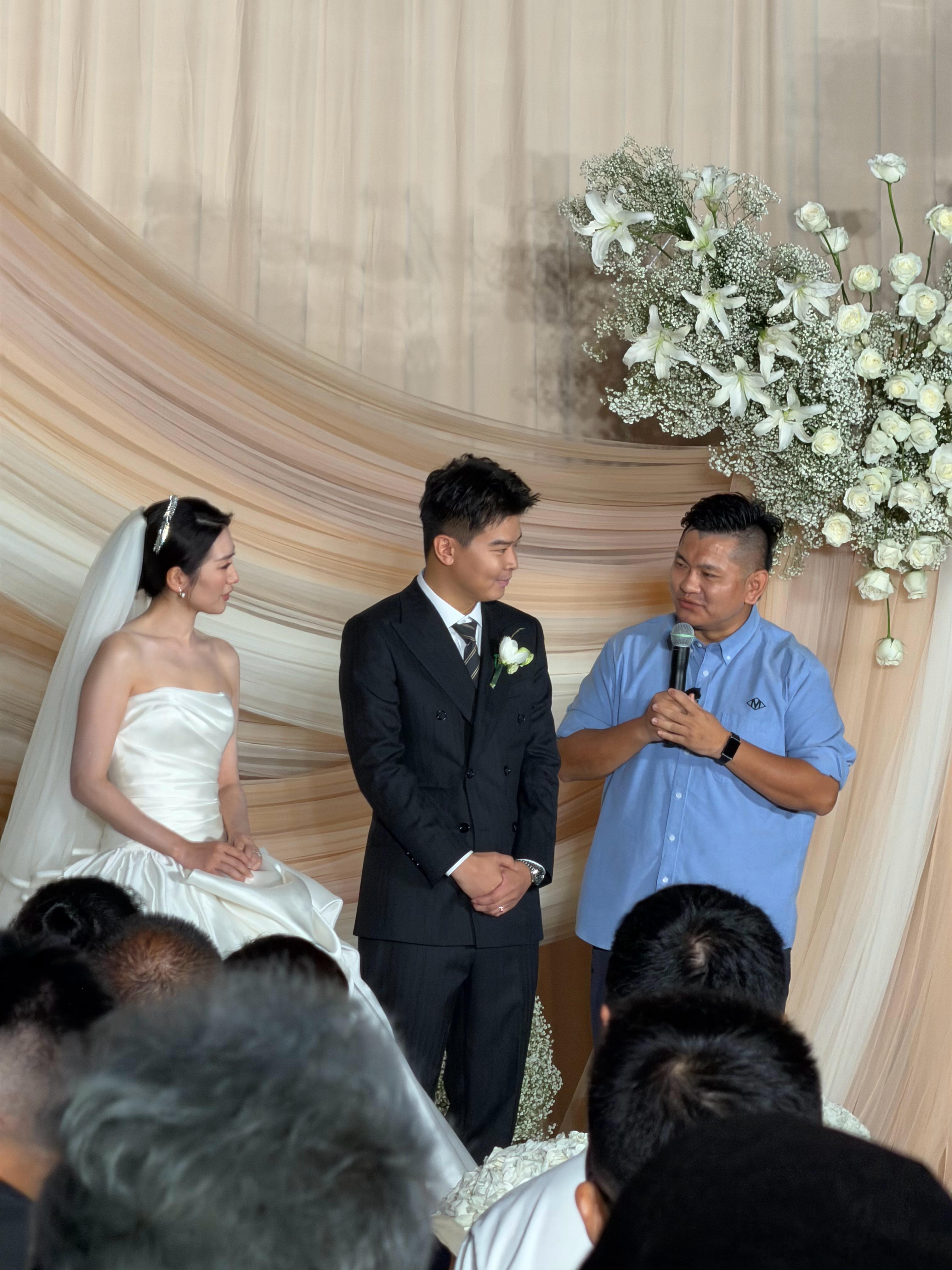 车评人小吕秋晨大婚人秋…….韩哥你在这又唱又跳的 ​​​