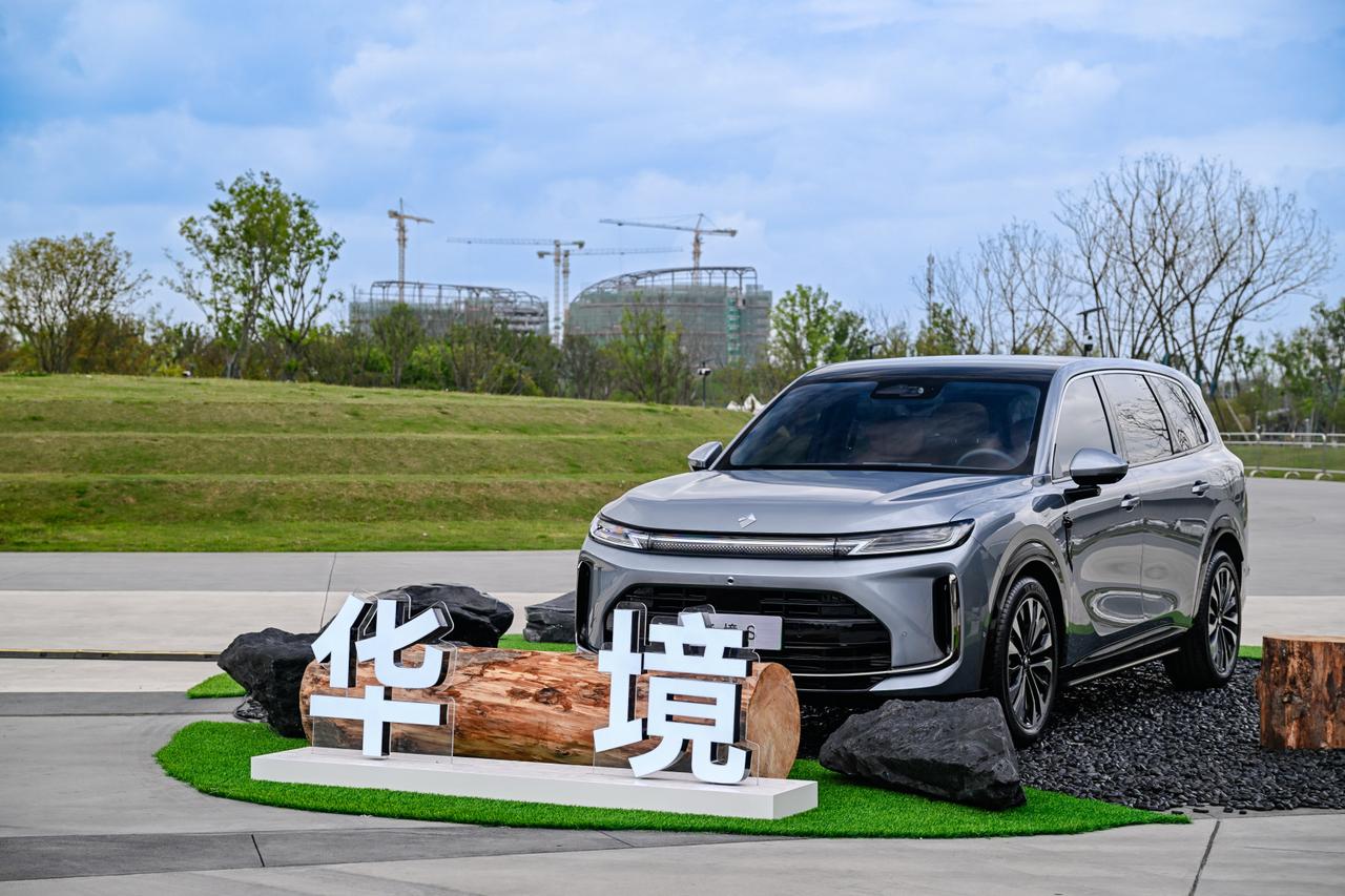 华境S开启盲订全系标配华为乾崑，让智能更懂家庭
五菱与华为乾崑新车华境S开启盲订