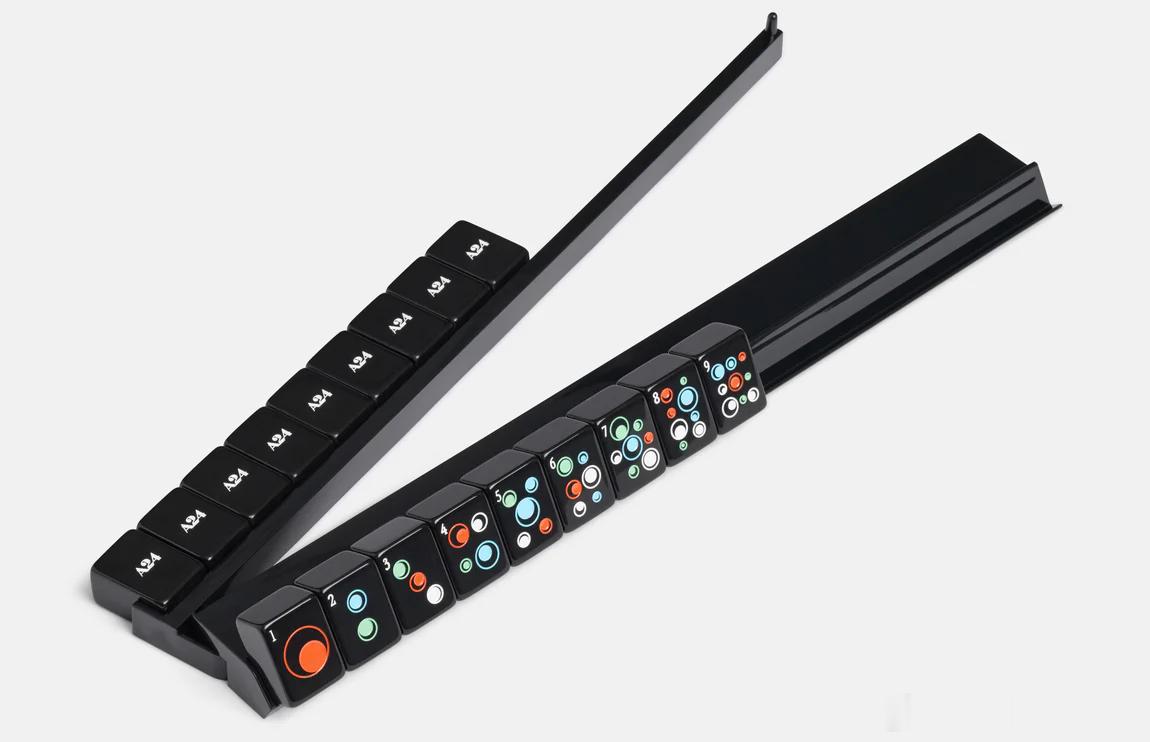 A24为庆祝新年，将发行《瞬息全宇宙》的纪念版麻将套装 