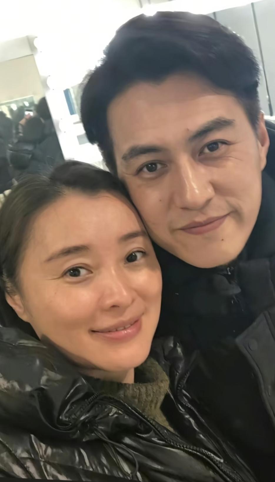 男的是靳东，女的是吴越？同框好温馨好惬意，让人羡慕嫉妒爱！

不必急着下结论，天