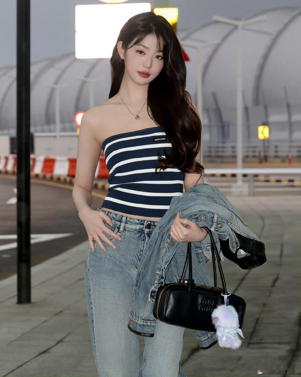 张元英特意把娃娃翻到正面 美到无法呼吸的元英[爱慕][爱慕] ​​​