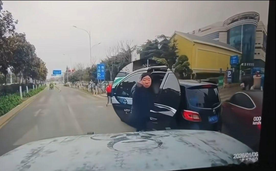 作不雅手势女子被撞倒为何无人同情 大家都知道，是车主要拿手机报警，但是一激动手机