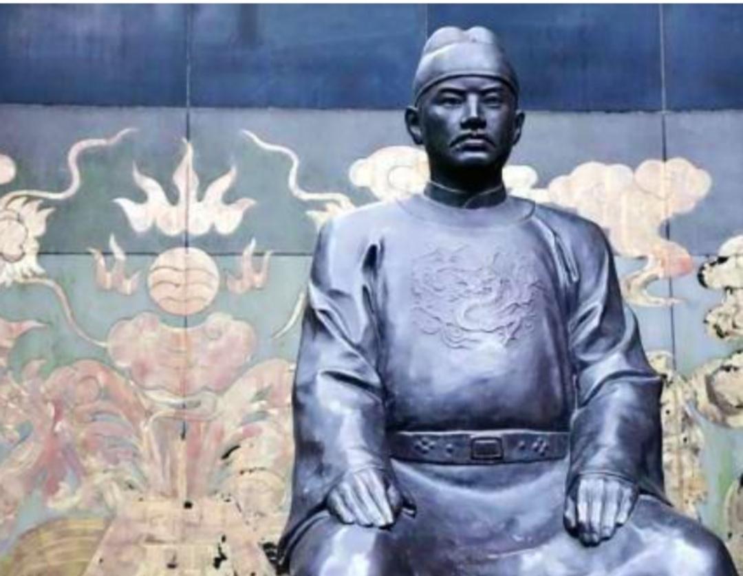 在中国历史的浩瀚长河中，皇帝往往是贵族出身、王室血统，但你能想象过一位普通的布贩