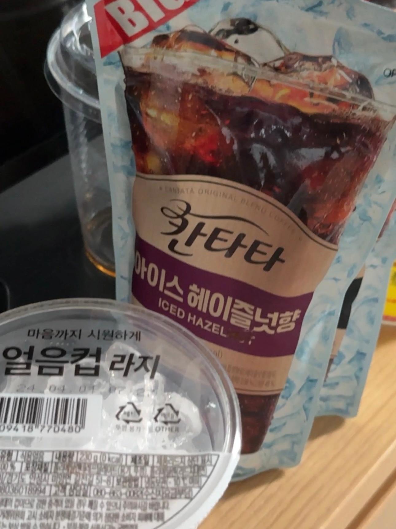 这个咖啡真的巨巨巨好喝（带丢丢甜的榛子味）去年济州岛每天都喝了今年首尔每天都喝了