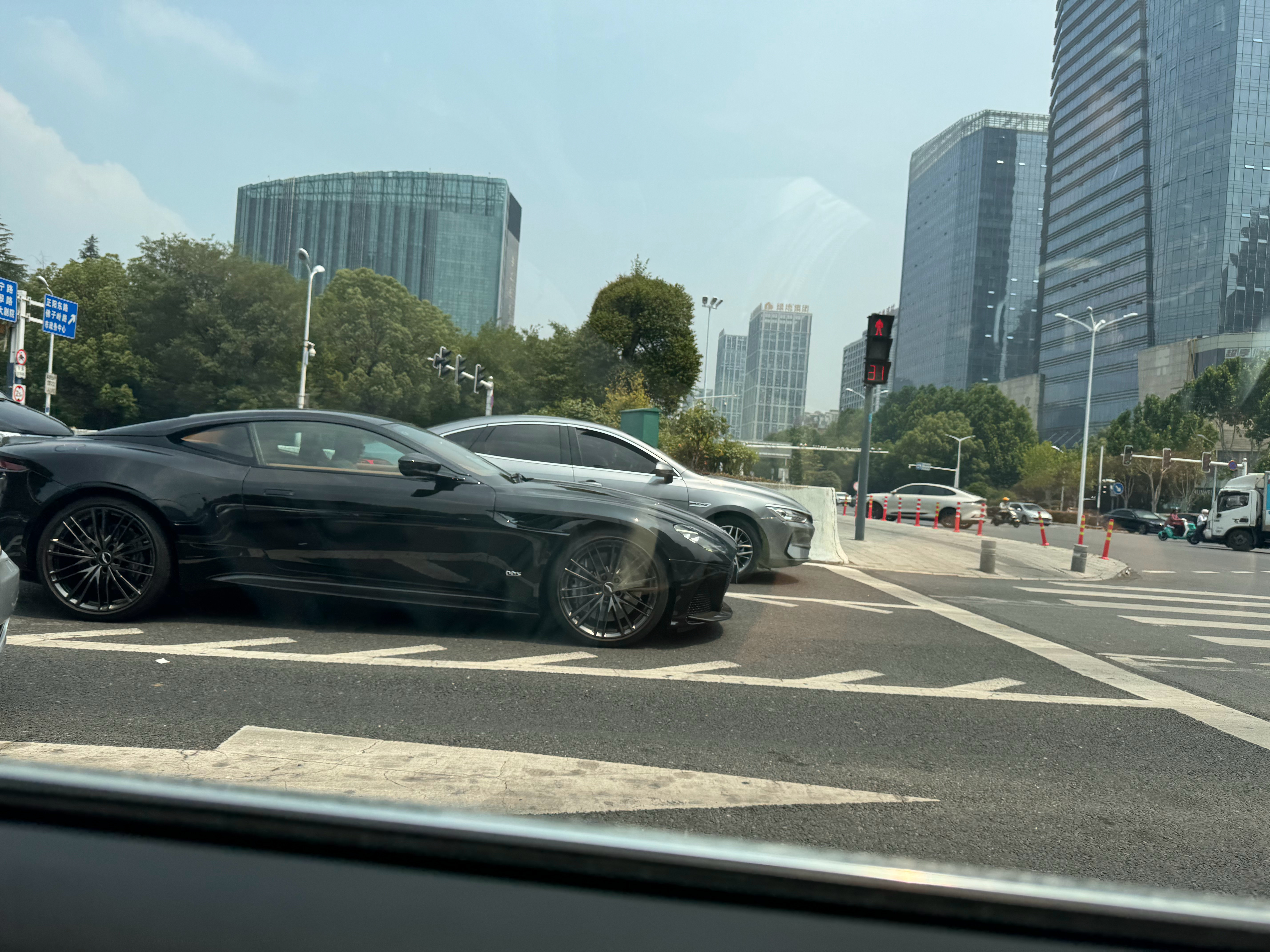 合肥还是有钱人多啊！阿斯顿马丁DBS，12缸的旗舰跑车！罕见程度堪比SF90！豪