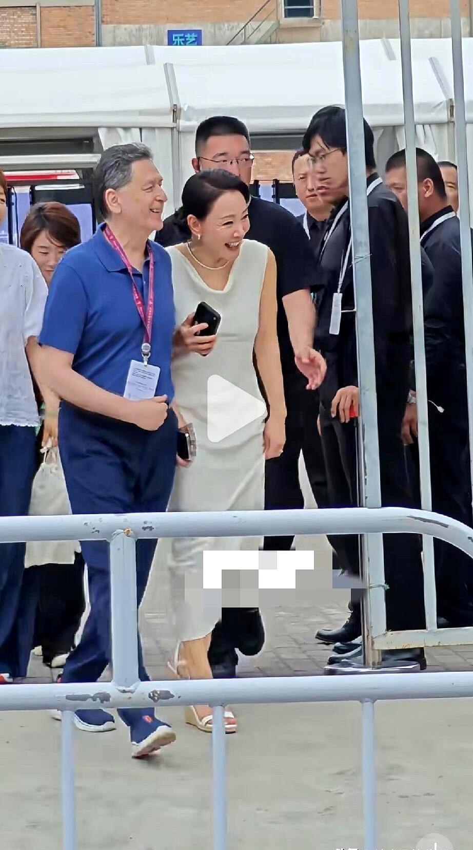 灯光一打,她又穿着米白礼服、露肩出场。
看她这些年,从年轻到现在,造型路线几乎没