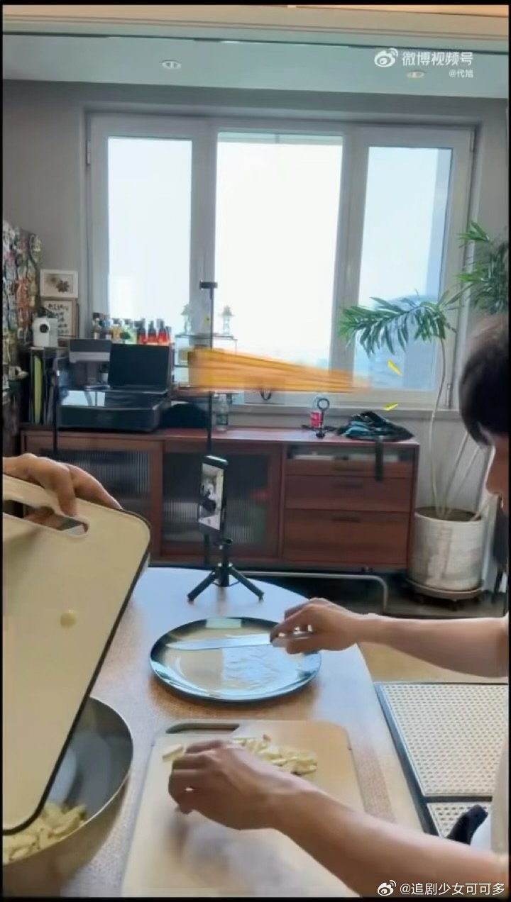 代旭上井胧声乐课之前先学腌咸菜代旭给井胧当小工新奇师徒相处方式，代旭上门腌蒜苔咸