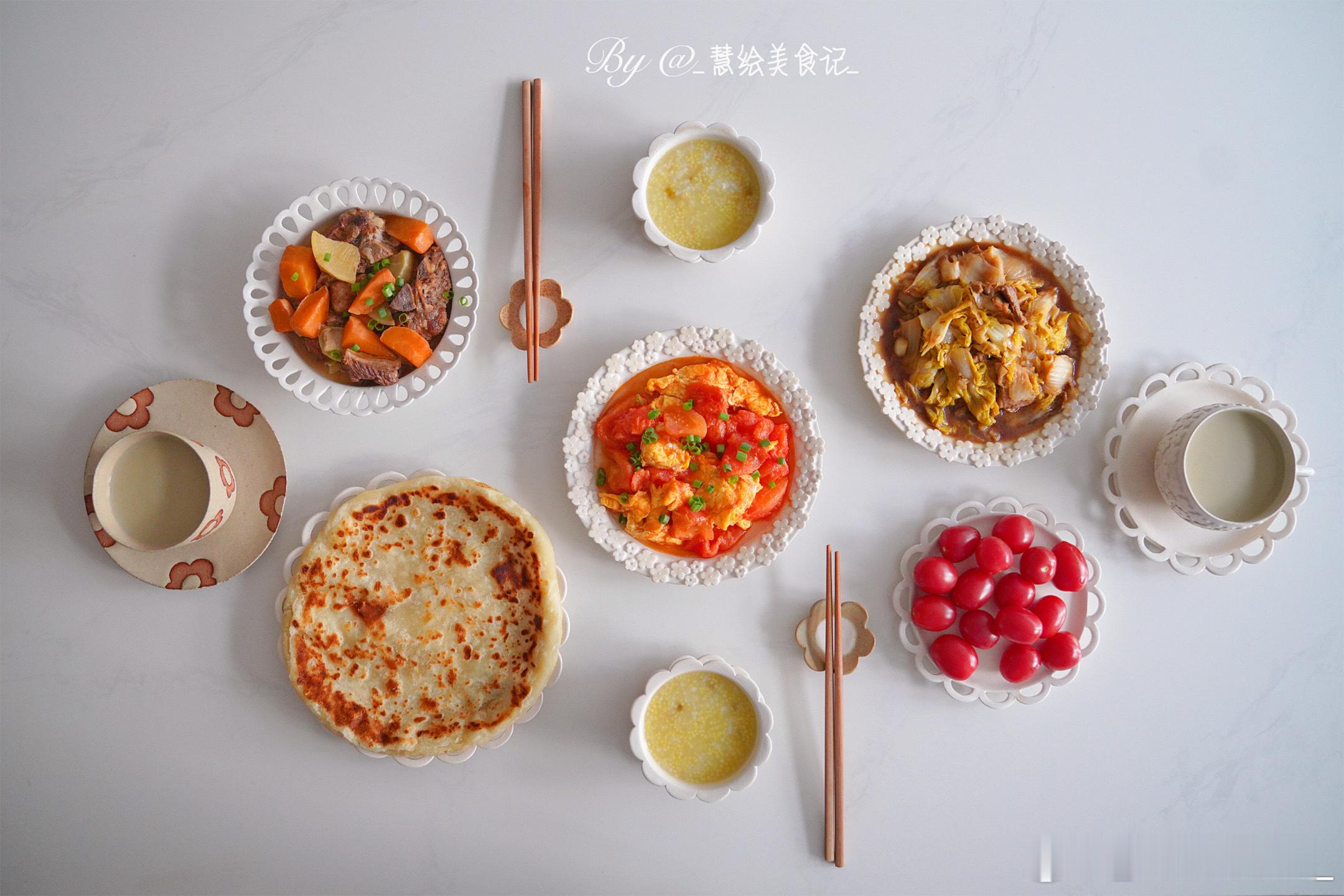 周四晚饭萝卜炖排骨、娃娃菜炒肉、西红柿炒鸡蛋、家常饼、绿豆小米粥、杏仁绿豆沙、小
