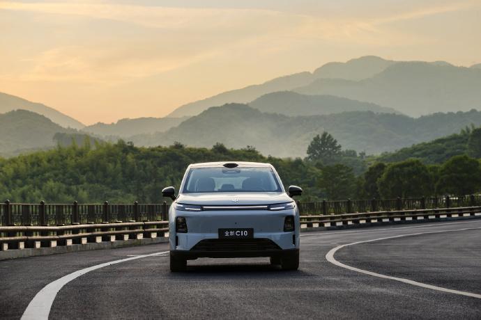 15万预算买家用SUV，零跑全新C10和深蓝S05谁更合适？
周末带家人出门，后