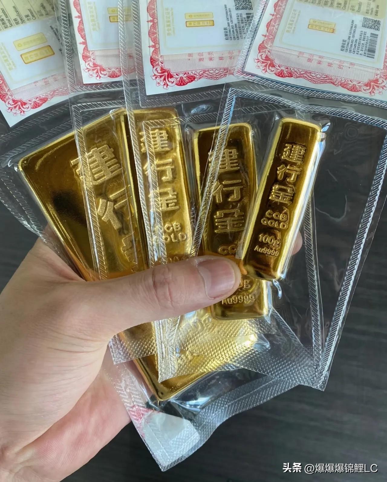 今天金价这波涨势，真把不少人给看毛了。

我发现好多街坊邻居瞅着价格高，这两天忙