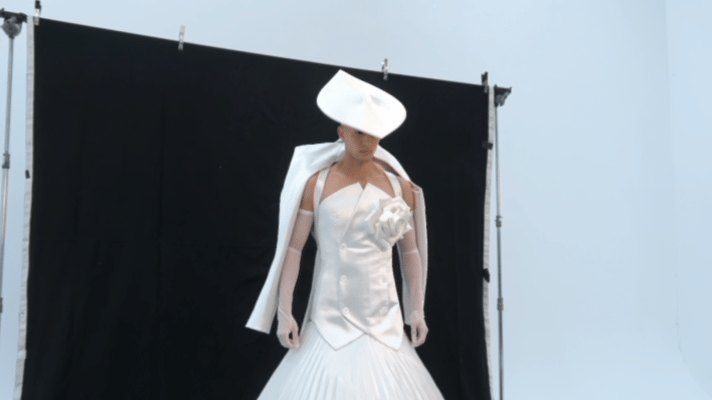 米卡正面婚纱背面西装 看米卡在VOGUE红毯的表现，这套正面婚纱背面西装的高定，