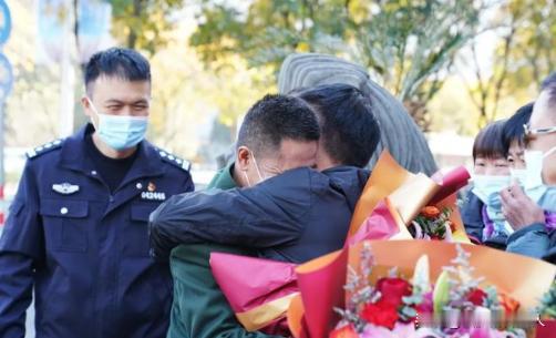 “你俩真像。”2021年，山东一男子坐火车时，意外发现一位跟自己长得很像的人，更