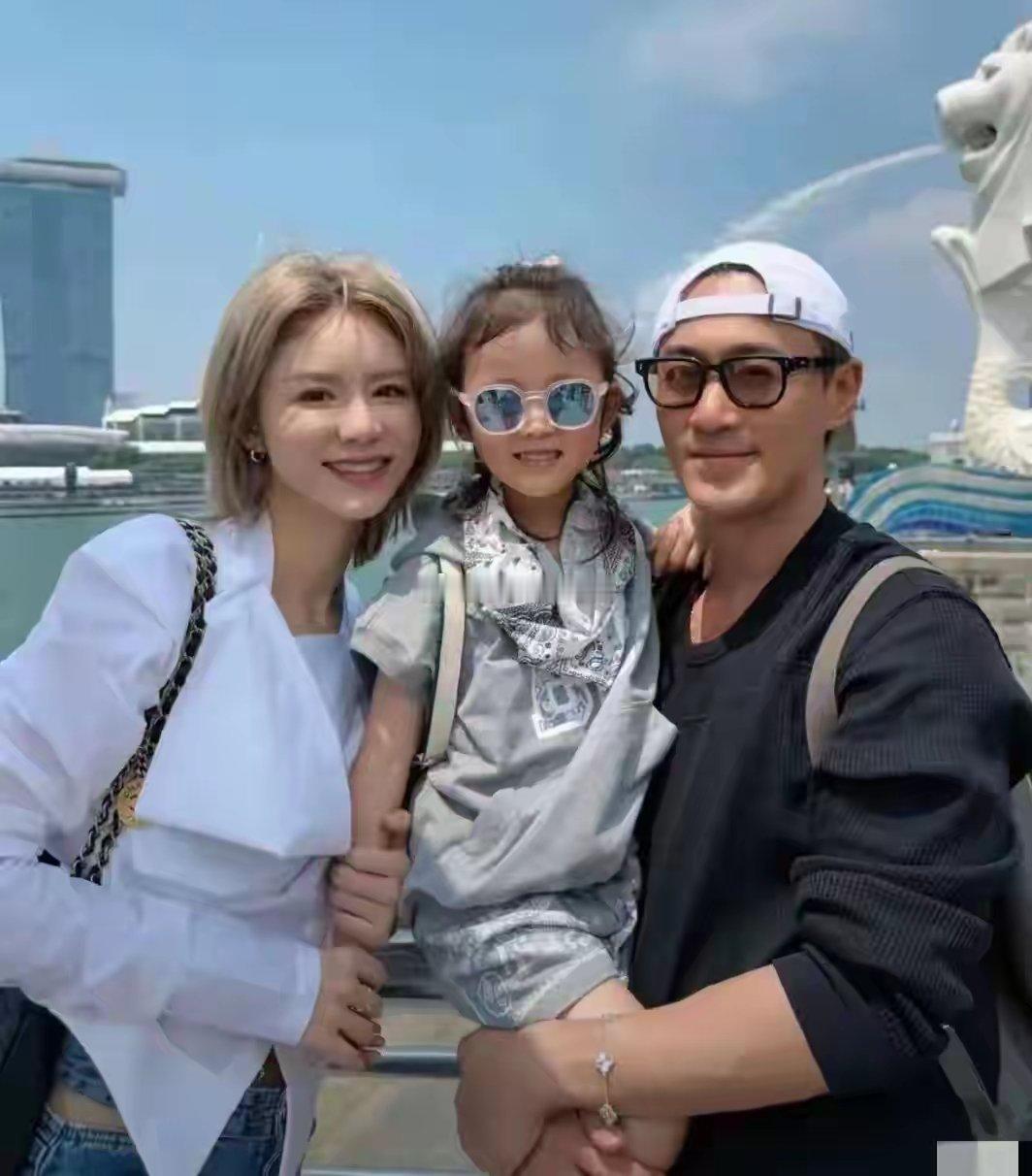 林峯带老婆孩子现身悉尼，自己戴五万八手链，给老婆买几十块戒指 ​​​