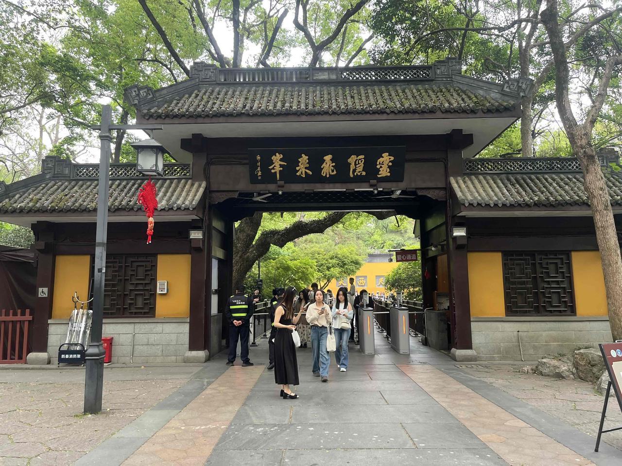 在杭州市灵隐寺里有一座飞来峰，飞来峰上有醒目的造像群。据说，从五代至元代造像38