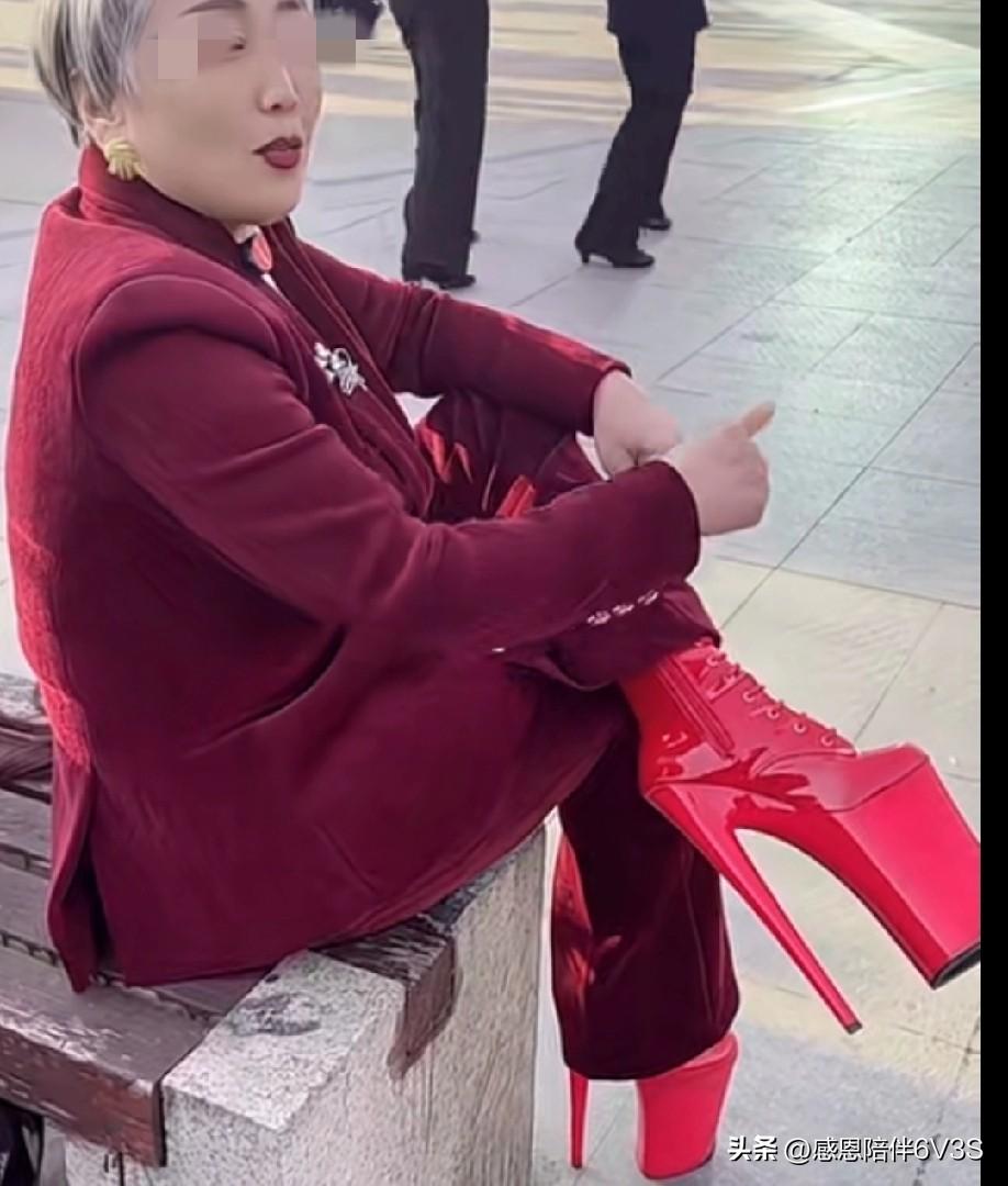 瞅瞅这阿姨，年轻时绝对是舞厅里的扛把子！那双恨天高可不便宜，走起路来比小姑娘还稳