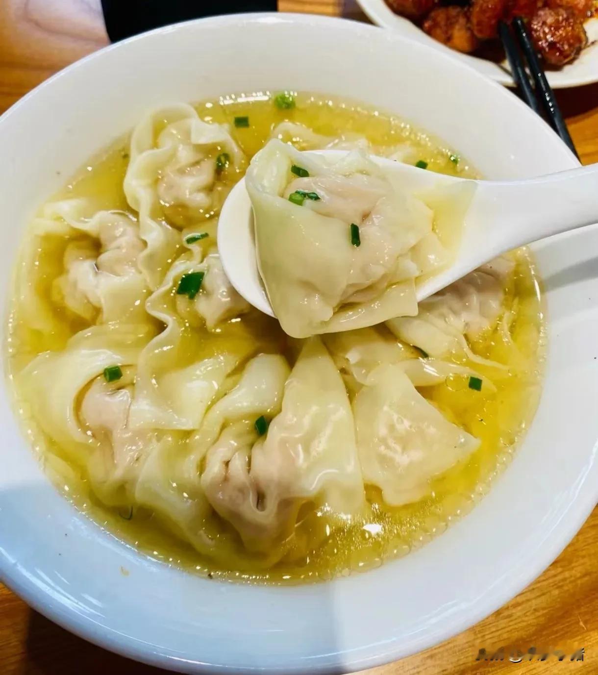 这两天嗓子很不舒服，一开始是睡半夜醒来吞咽疼痛，后来又是干痒，胃口因此差了很多。
