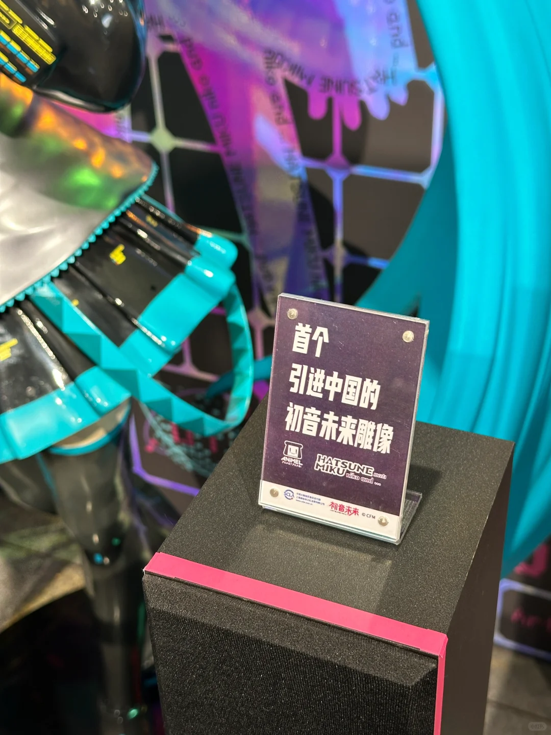 我kkk…首个引进中国的初音未来雕像！！！