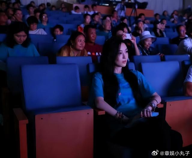 李嫣19岁近照曝光[哆啦A梦吃惊]真的是女大十八变啊，大眼睛高鼻梁，遗传到了妈妈