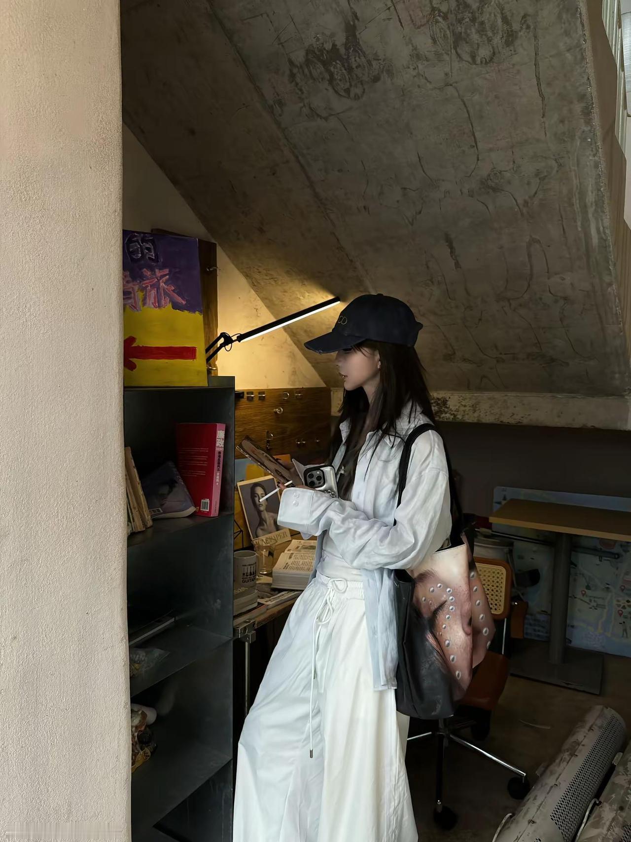 心情和衣服颜色一样。简单穿搭citywalk 淡系ootd