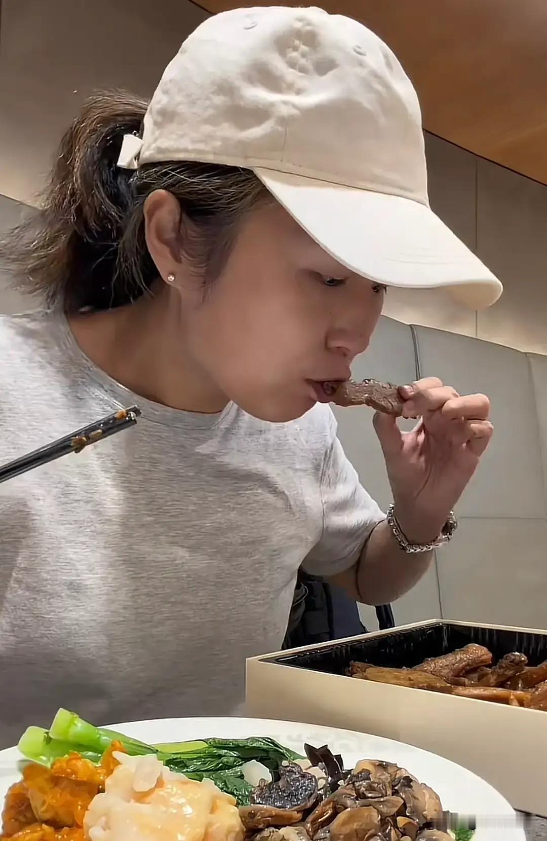 小黄回美国和丈夫分别的时候的一些细节在网上走红了，丈夫的一个小举动得到了大家的一