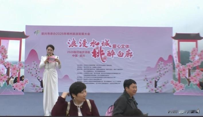 满江红 .  白廊桃花节
作者：黄爱国（诗酒涵）湖南

盛世留芳，白廊镇、恰桃花