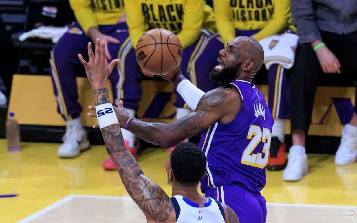 洛杉矶湖人队在主场以 124-104 大胜达拉斯独行侠●   湖人打出14-4的