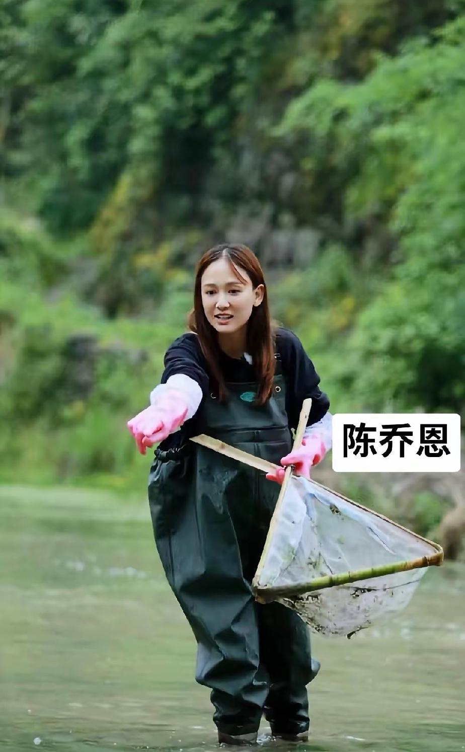 明星“农村干活”的样子，你觉得谁最可爱？
第一位   陈乔恩    第二位   