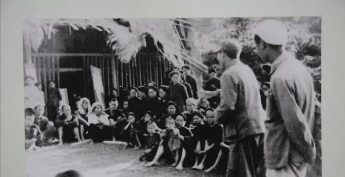 1942年，湘西巨匪张云卿冲进朴云庵，将正在扫地的13岁小尼姑一把提起，重重的摔