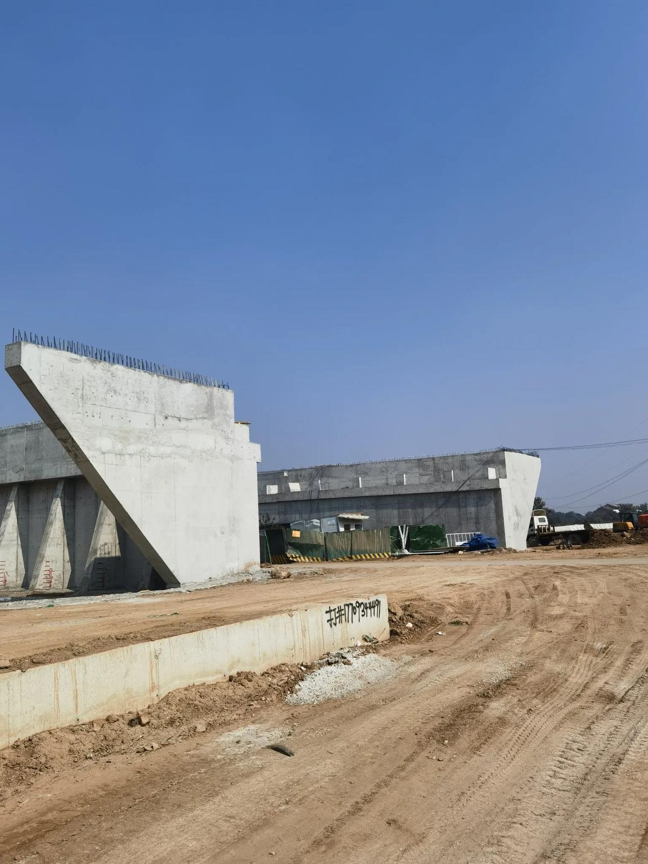 今路过鄠周眉高速公路与周至青竹二路什字，感觉建设进度很快，预计按时建成通车问题不